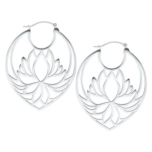 Paar silberne Lotus Hoops Ohrringe aus Chirurgenstahl auf weißem Hintergrund