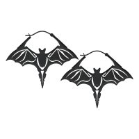 Zwei schwarze Fledermaus-Ohrringe aus Chirurgenstahl auf weißem Hintergrund