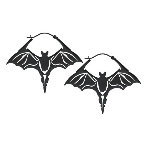 Zwei schwarze Fledermaus-Ohrringe aus Chirurgenstahl auf weißem Hintergrund