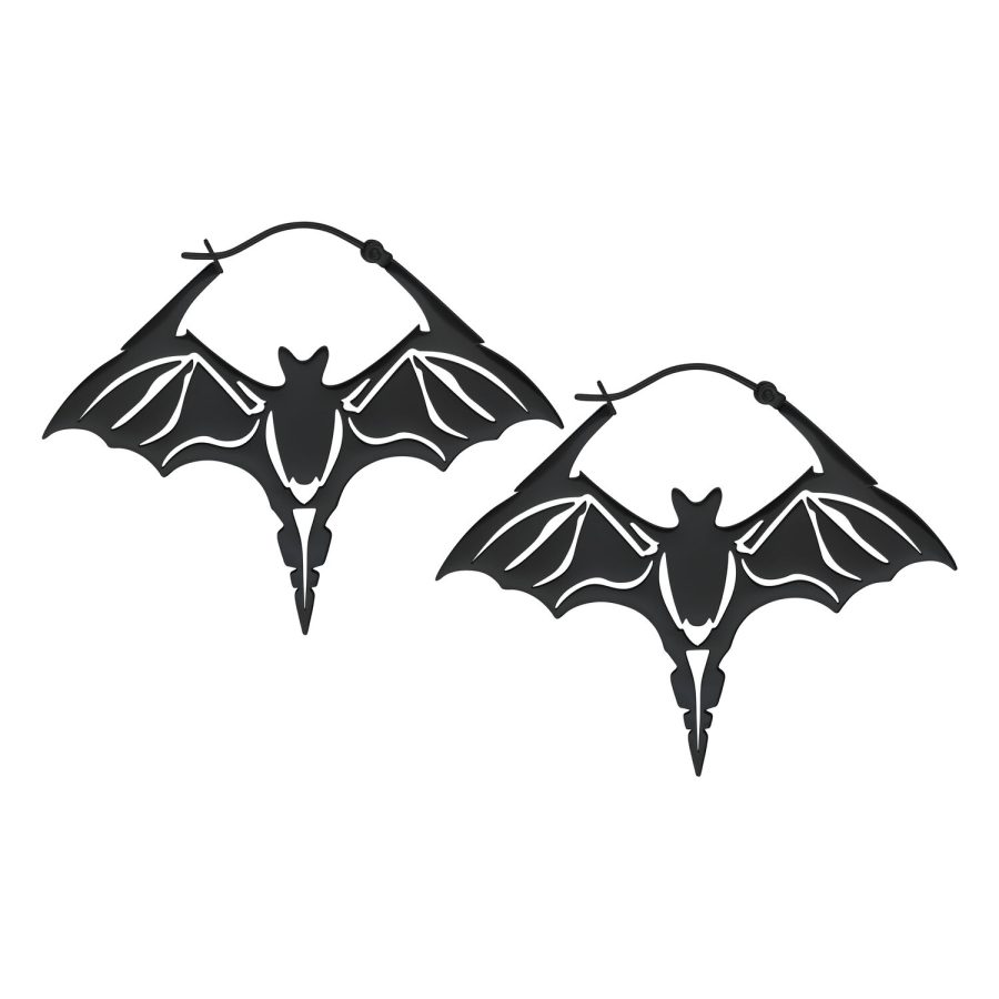 Zwei schwarze Fledermaus-Ohrringe aus Chirurgenstahl auf weißem Hintergrund