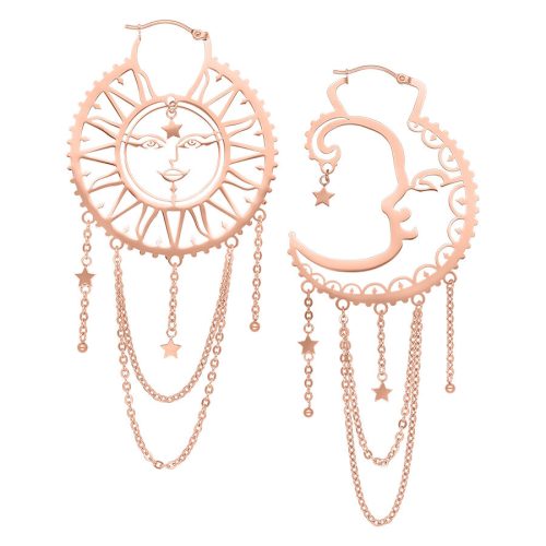 Roségoldene Ohrringe mit Sonne und Mond Design, Ketten und Sternanhängern auf weißem Hintergrund