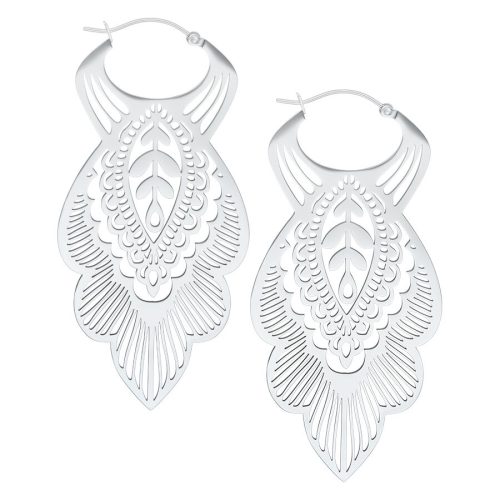 Silberne Mandala Leaf Hoops Ohrringe auf weißem Hintergrund