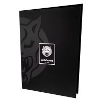 Schwarze DIN A4 Mappe von Wildcat mit großem Logo auf weißem Hintergrund