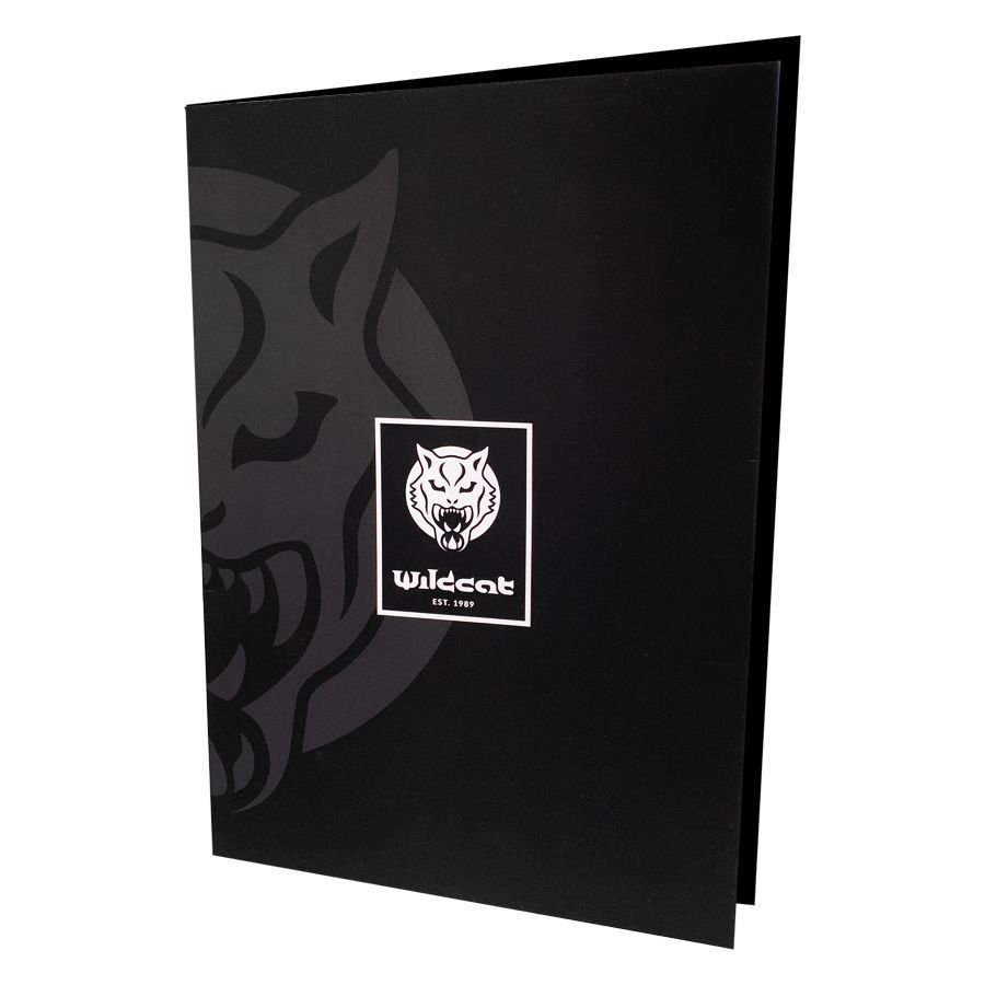 Schwarze DIN A4 Mappe von Wildcat mit großem Logo auf weißem Hintergrund