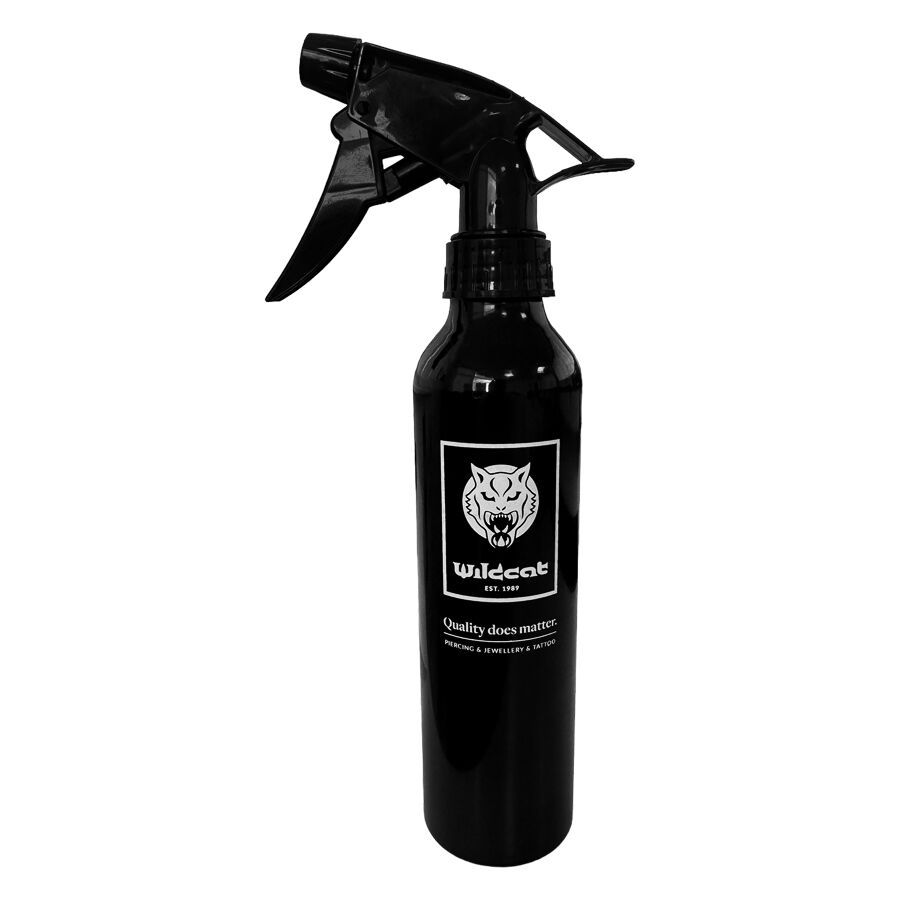 Schwarze Wildcat Sprühflasche 300 ml auf weißem Hintergrund
