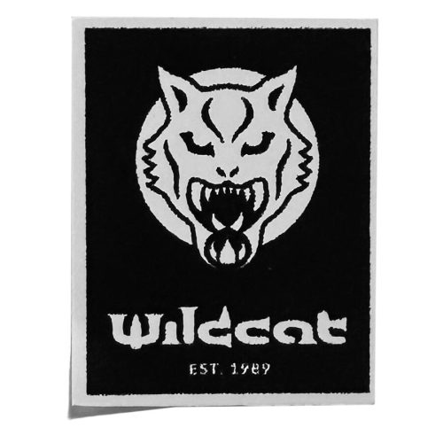 Schwarz-weißer Wildcat Sticker mit grimmigem Katzengesicht und Logo