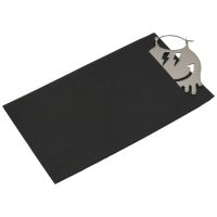 Schwarze Geschenktüte mit glänzendem Katzenanhänger auf weißem Hintergrund