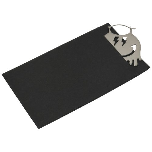 Schwarze Geschenktüte mit glänzendem Katzenanhänger auf weißem Hintergrund