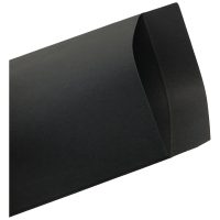 Schwarze Geschenktüte aus Papier auf weißem Hintergrund, leicht geöffnet