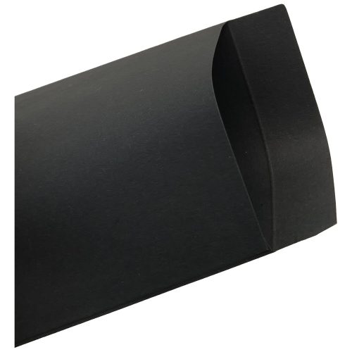Schwarze Geschenktüte aus Papier auf weißem Hintergrund, leicht geöffnet