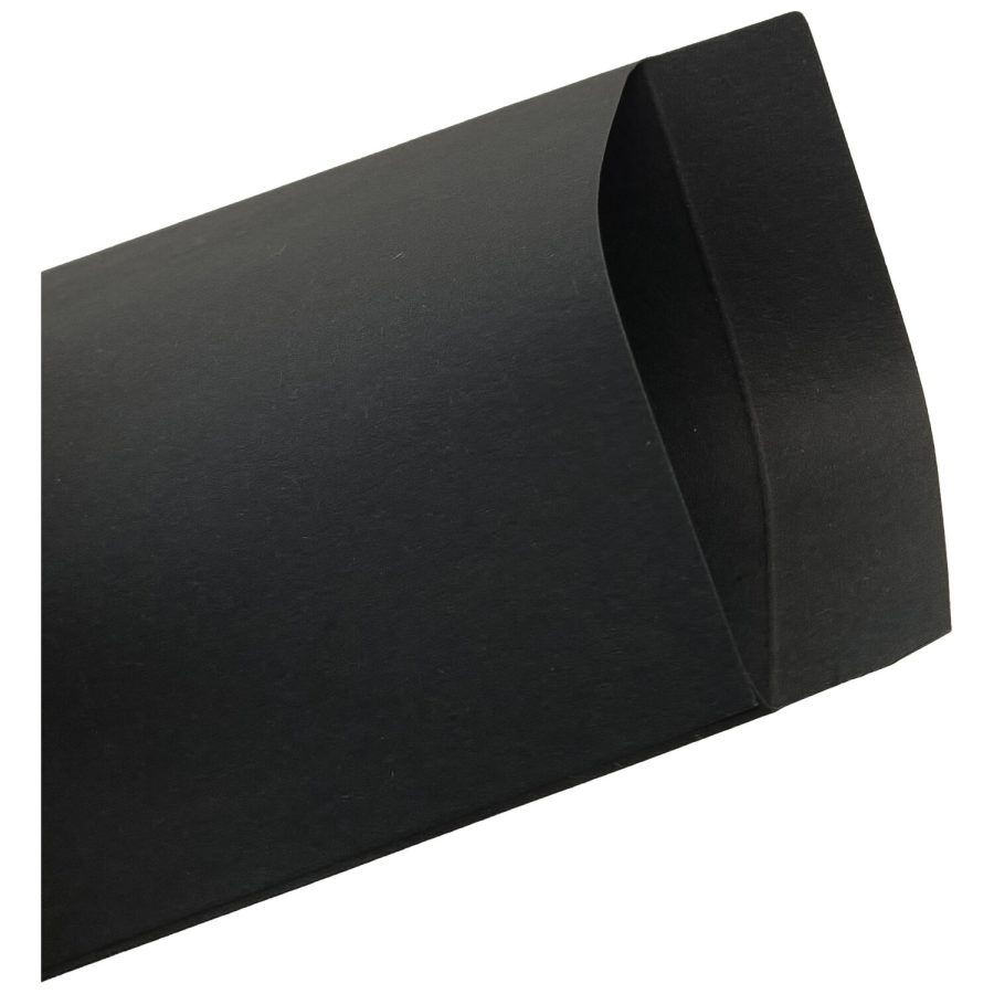 Schwarze Geschenktüte aus Papier auf weißem Hintergrund, leicht geöffnet