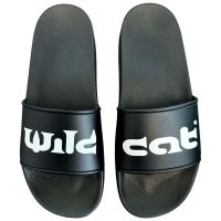Schwarze Wildcat Sandalen aus PVC mit weißem Logo auf weißem Hintergrund