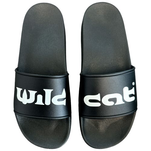 Schwarze Wildcat Sandalen aus PVC mit weißem Logo auf weißem Hintergrund