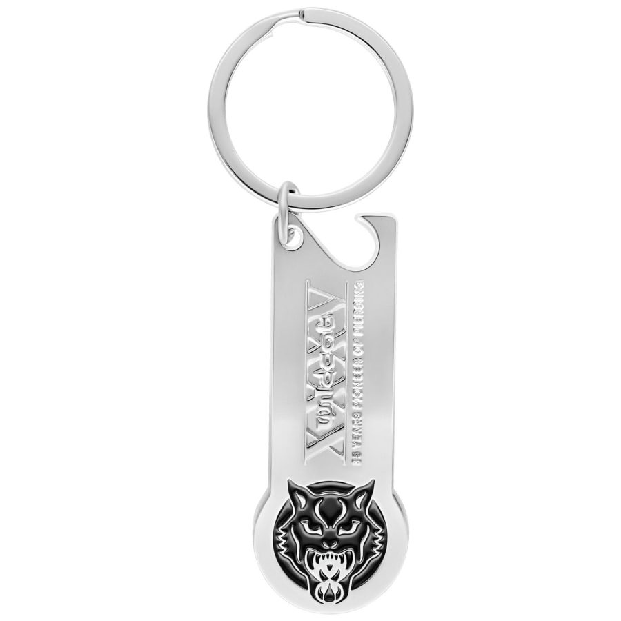 Silberner Schlüsselanhänger mit Wildkatze-Logo und Flaschenöffner auf weißem Hintergrund