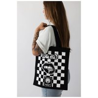 Frau mit schwarzer Baumwolltasche, Schachbrettmuster und 'Bite Me' Schriftzug