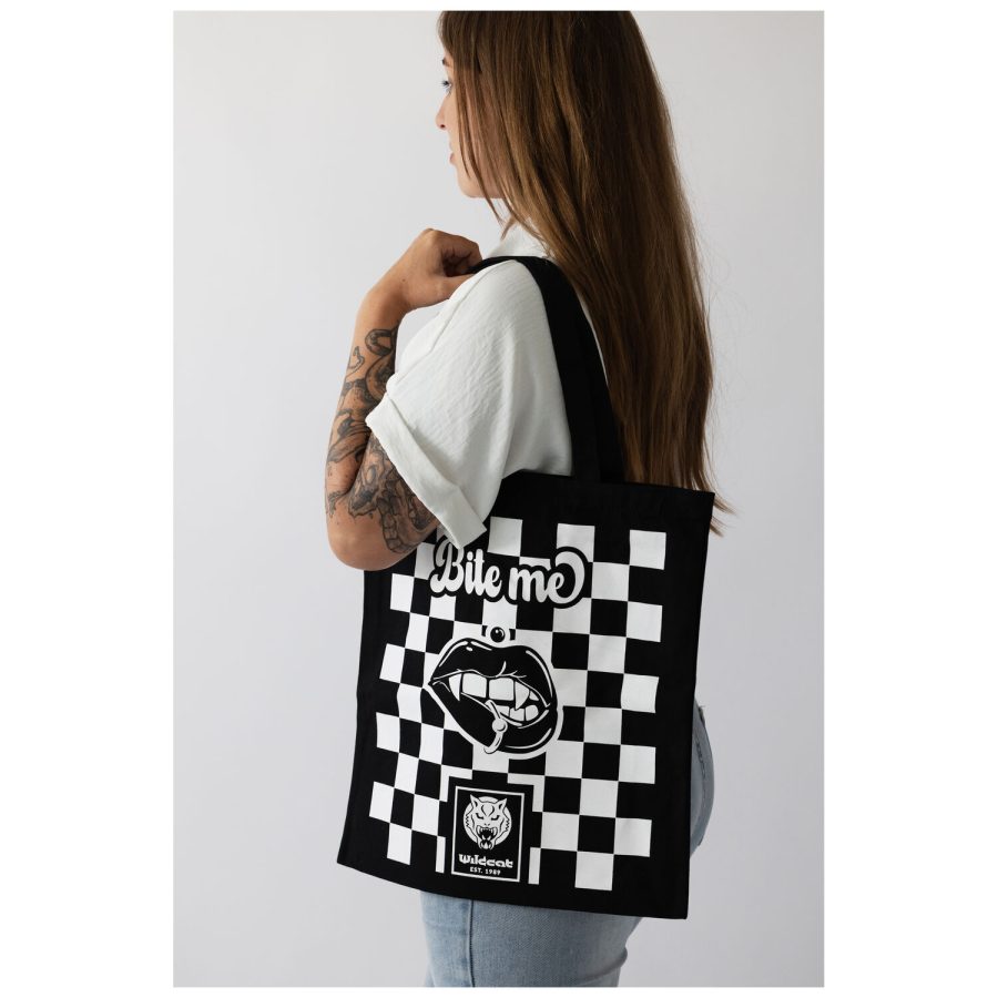 Frau mit schwarzer Baumwolltasche, Schachbrettmuster und 'Bite Me' Schriftzug