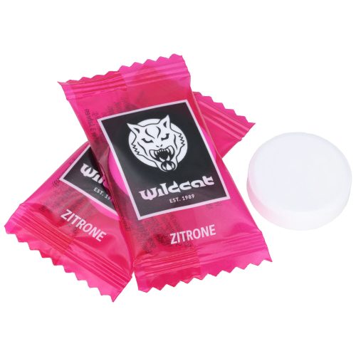 Zwei pinke Wildcat Dextrose Bonbons mit Zitronengeschmack auf weißem Hintergrund