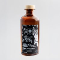 Braune Glasflasche mit schwarzem Etikett, botanische Motive, grauer Hintergrund