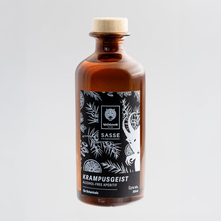 Braune Glasflasche mit schwarzem Etikett, botanische Motive, grauer Hintergrund
