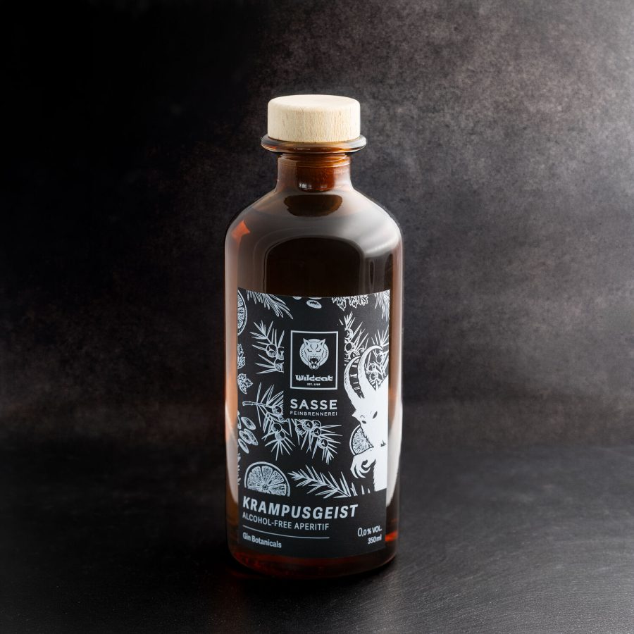 Braune Glasflasche mit Wildcat Design auf dunklem Hintergrund