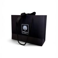 Schwarze Geschenktasche mit Wildcat-Logo und Seilgriffen auf weißem Hintergrund