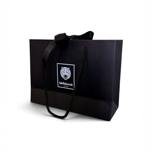 Schwarze Geschenktasche mit Wildcat-Logo und Seilgriffen auf weißem Hintergrund