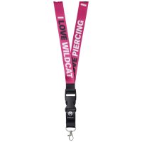 Langes pinkes Schlüsselband mit schwarzem Clip und Schriftzug 'I LOVE WILDCAT' und 'I LOVE PIERCING' auf weißem Hintergrund