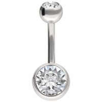 Silbernes Bauchnabelpiercing aus Titan mit klaren Kristallen auf weißem Hintergrund