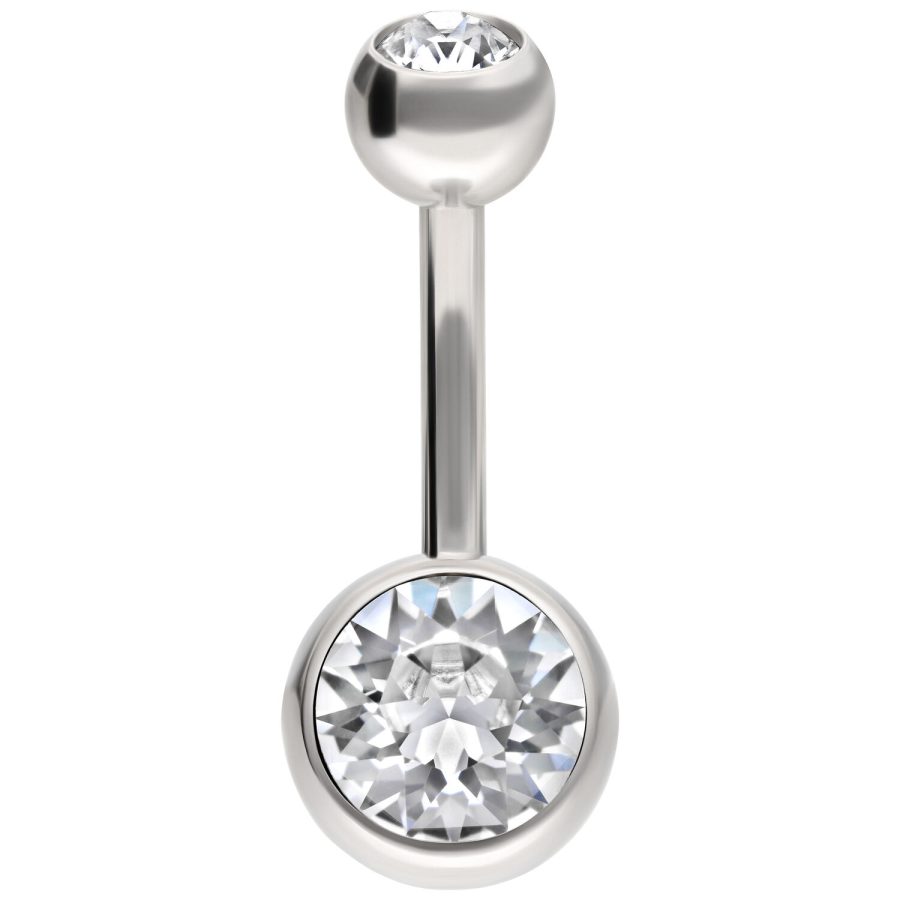 Silbernes Bauchnabelpiercing aus Titan mit klaren Kristallen auf weißem Hintergrund