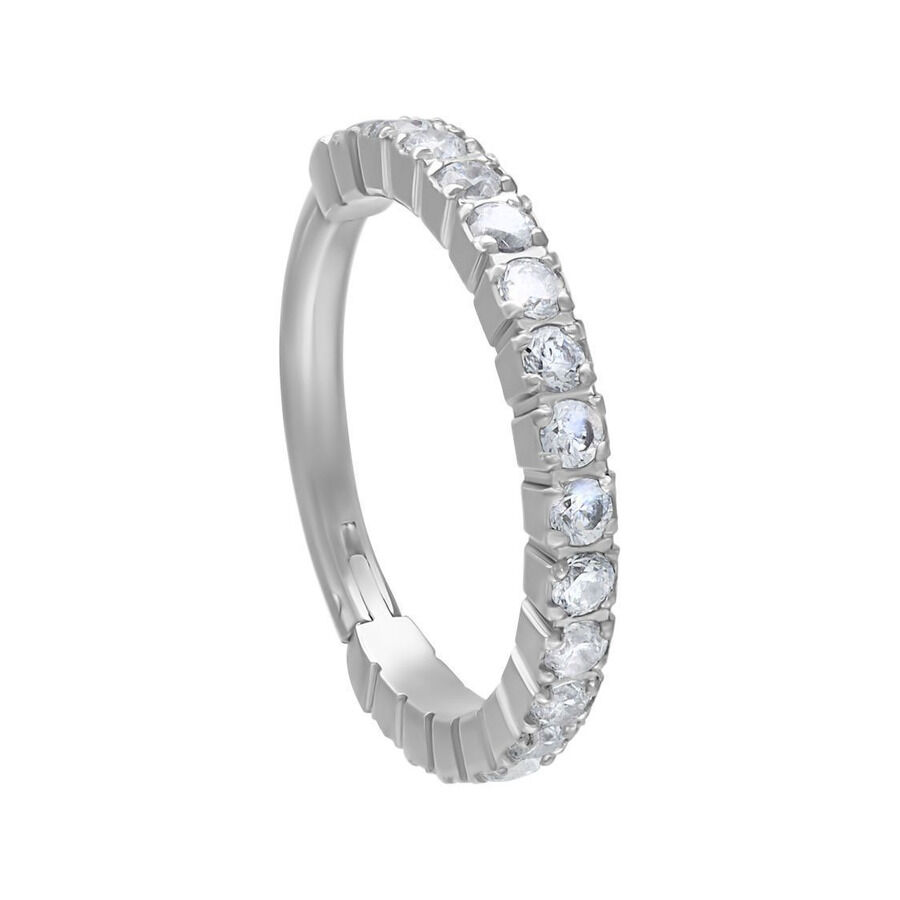 Silberner Clicker-Ring mit klaren Kristallen auf weißem Hintergrund