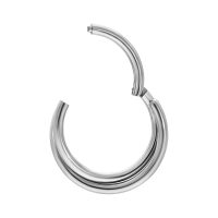Silberner Titan Clicker Ring mit Scharnier auf weißem Hintergrund