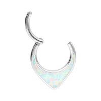 Silberner Septum Clicker mit weißem synthetischem Opal auf weißem Hintergrund