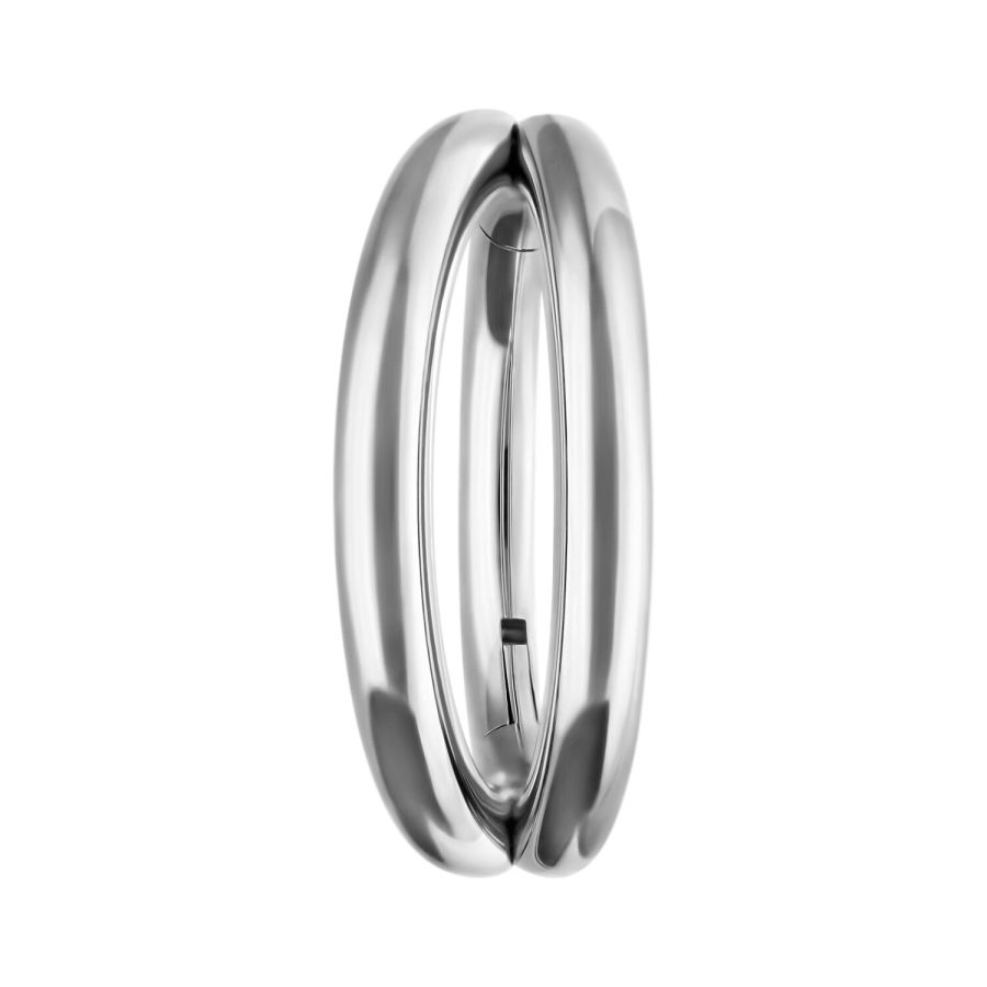 Silberner Double Row Clicker Piercing auf weißem Hintergrund
