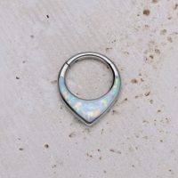 Silberner Titan Septum Clicker mit weißem synthetischen Opal auf hellem Stein
