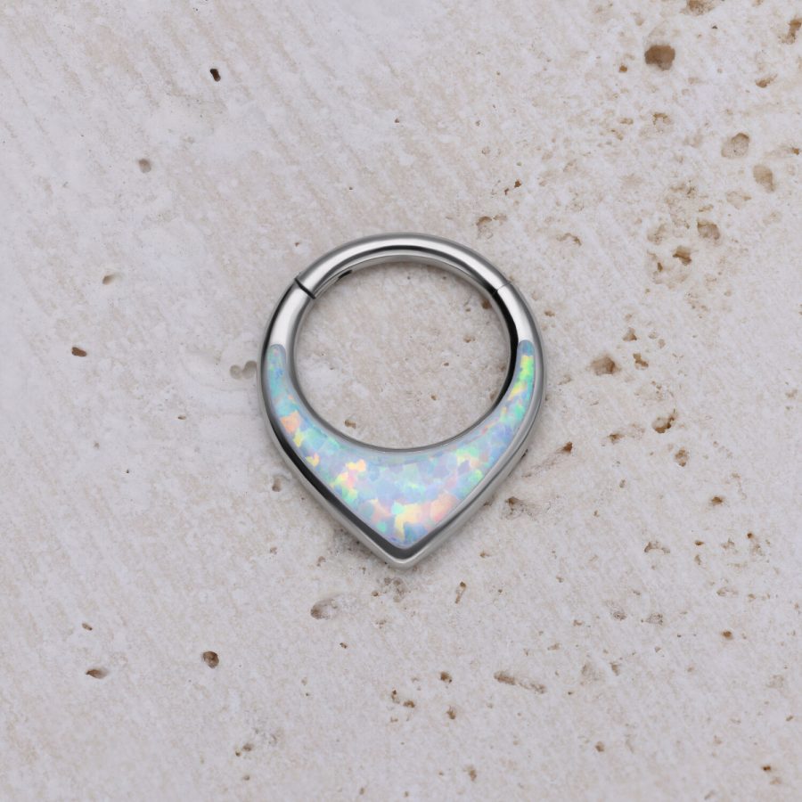Silberner Titan Septum Clicker mit weißem synthetischen Opal auf hellem Stein