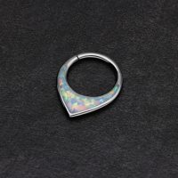 Silberner Septum Clicker mit synthetischem Opal auf schwarzem Hintergrund