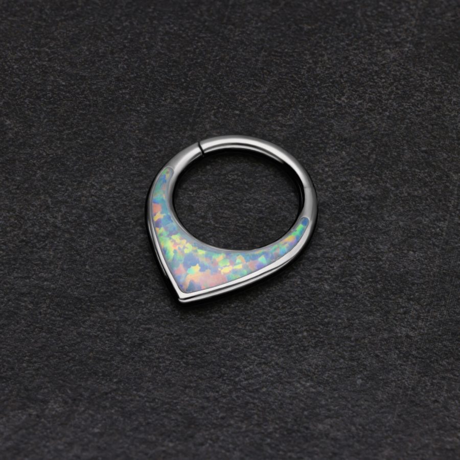 Silberner Septum Clicker mit synthetischem Opal auf schwarzem Hintergrund