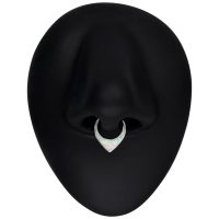 Silberner Septum Clicker mit weißem Opal auf schwarzem Nasen-Display