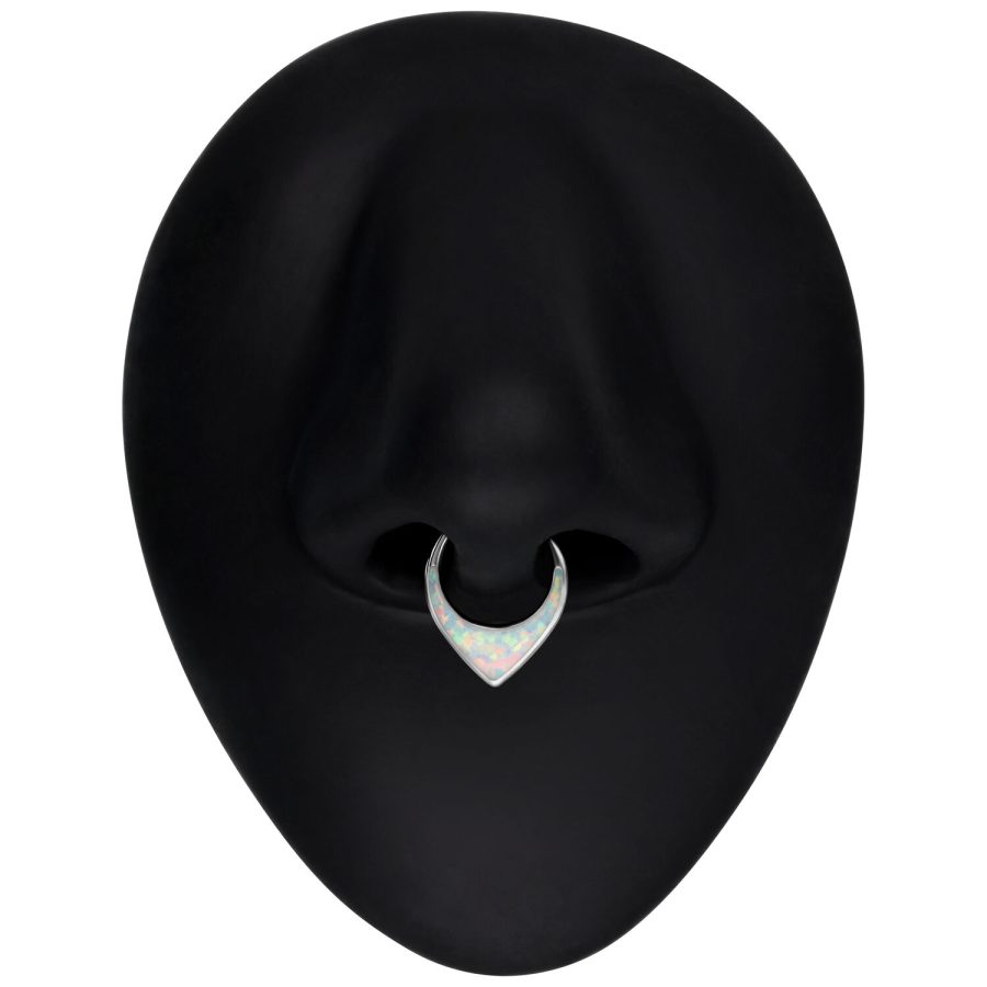 Silberner Septum Clicker mit weißem Opal auf schwarzem Nasen-Display