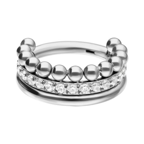 Silberner Piercing-Clicker mit Kristallen auf weißem Hintergrund