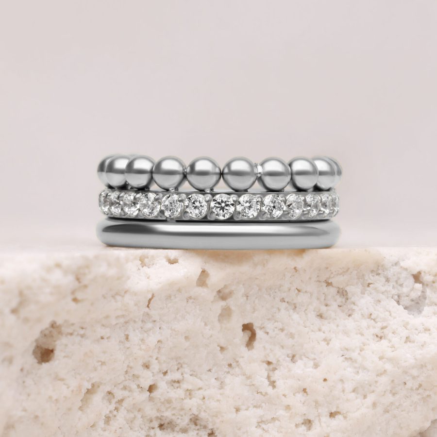 Silberner Triple Bubble Crystal Clicker mit Kristallen, 12mm, auf hellem Hintergrund