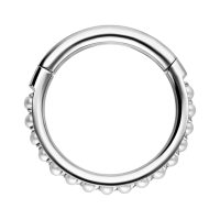 Silberner Ring-Piercing mit Perlenverzierung auf weißem Hintergrund