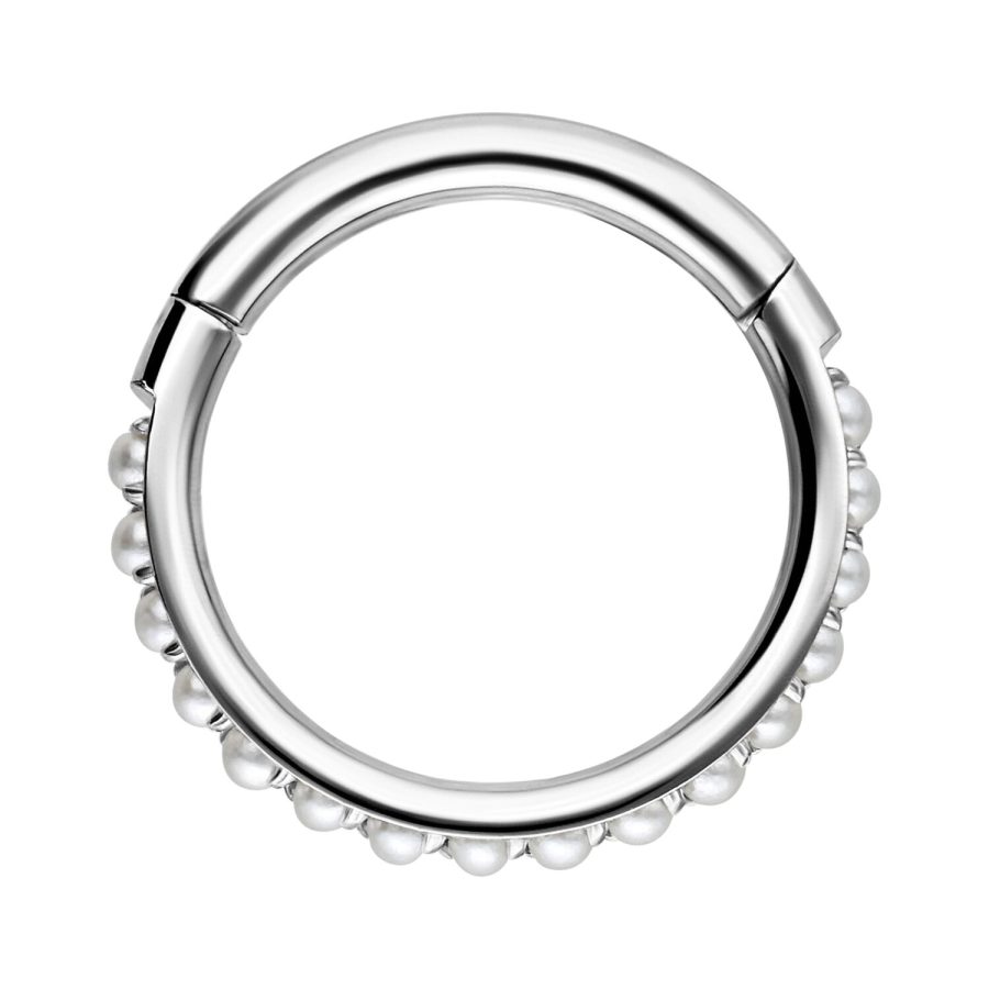 Silberner Ring-Piercing mit Perlenverzierung auf weißem Hintergrund