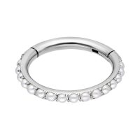 Silberner Piercing-Ring mit weißen Perlen auf weißem Hintergrund