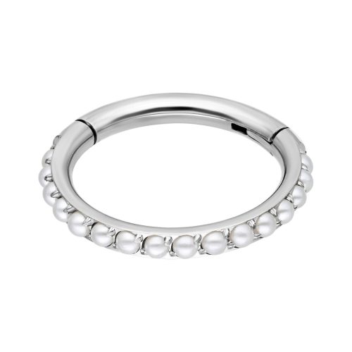 Silberner Piercing-Ring mit weißen Perlen auf weißem Hintergrund