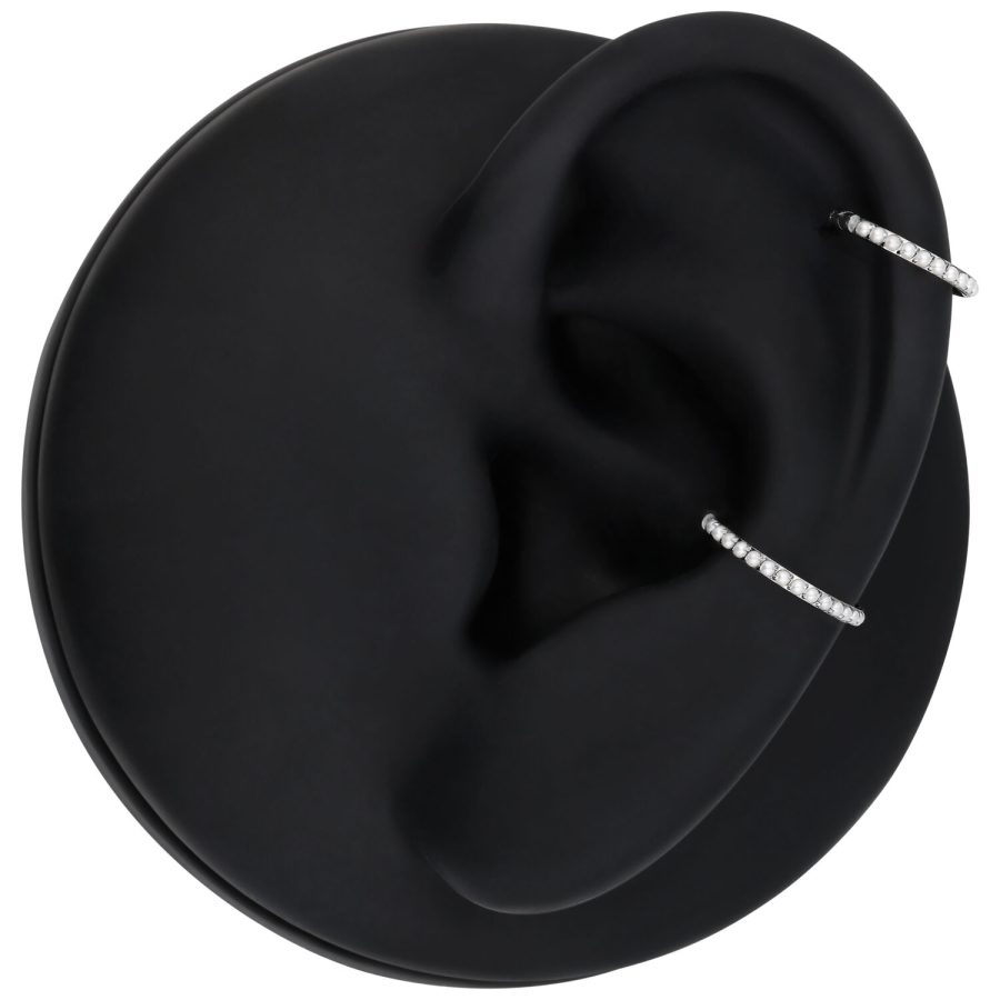Silberner Titan-Piercingring, 6,0 mm, auf schwarzem Hintergrund