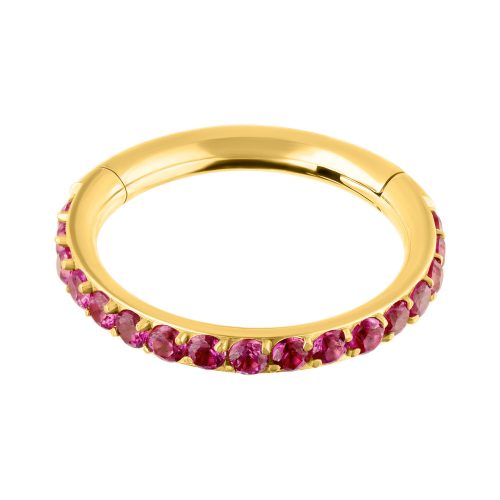 Goldener Ring mit roten Kristallen, auf weißem Hintergrund