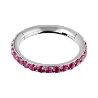 Silberner Ring mit roten Kristallen auf weißem Hintergrund