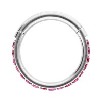 Silberner Ring mit roten Kristallen, Innendurchmesser 12 mm, auf weißem Hintergrund