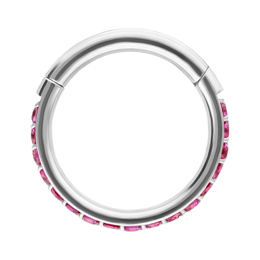 Silberner Ring mit roten Kristallen, Innendurchmesser 12 mm, auf weißem Hintergrund